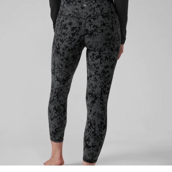 Athleta Salutation Stash Pocket II Printed 7/8 Snakeskin Black and gray sz XS TP - Picture 2 of 12